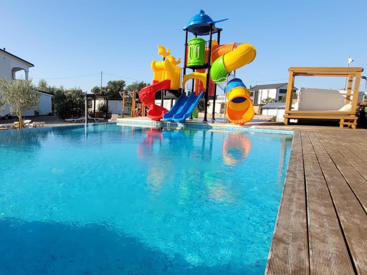 Mobilehome Elena Premium With Pool, Istria บานโจเล ภายนอก รูปภาพ